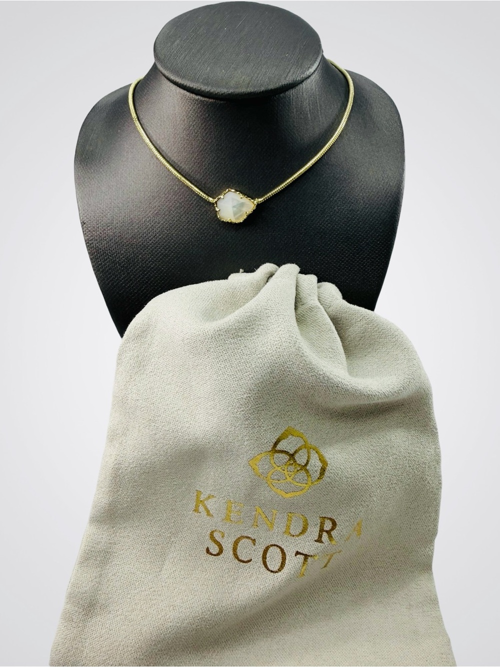 Kendra Scott Tess Gold Tone Necklace White Ivory Quartz Color Oval Stone 16”